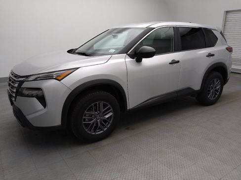 Used 2024 Nissan Rogue S AWD/4WD image 2