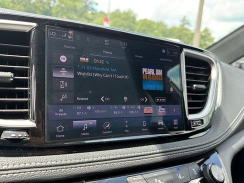 Used 2024 Chrysler Pacifica Limited FWD image 22