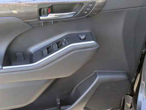 Used 2023 Toyota Highlander Limited image 15