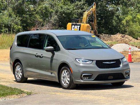 Used 2023 Chrysler Pacifica Touring-L FWD image 1
