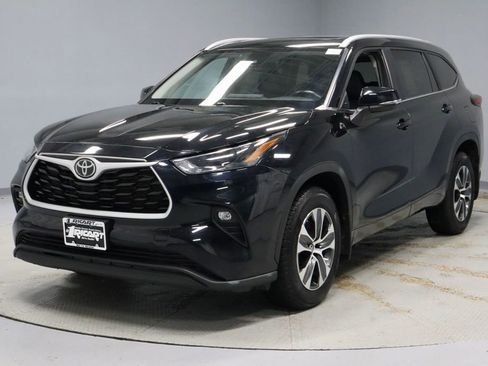 Used 2023 Toyota Highlander XLE AWD/4WD image 8