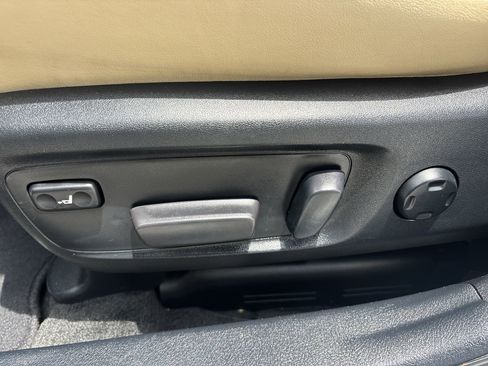Used 2018 Toyota Avalon Limited FWD image 19