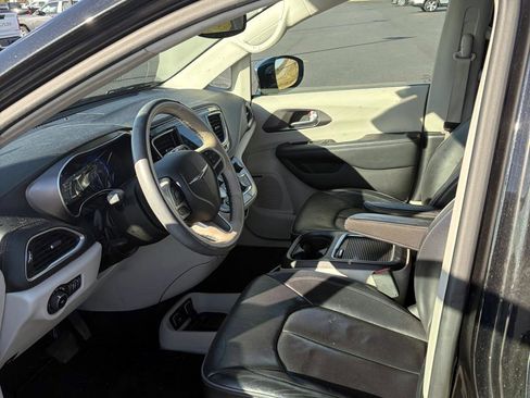 Used 2018 Chrysler Pacifica Limited w/ Tire & Wheel Group image 10