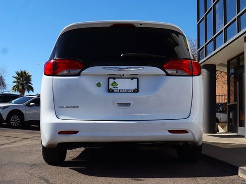 Used 2020 Chrysler Voyager L image 12