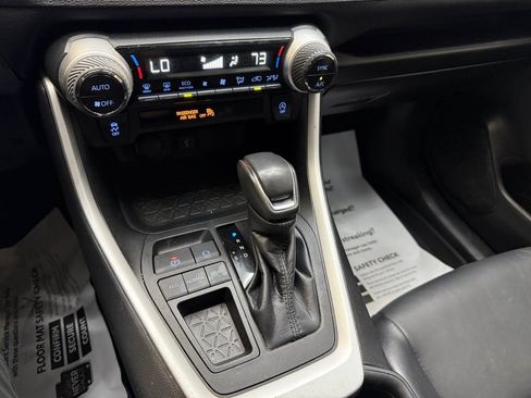 Used 2022 Toyota RAV4 XLE Premium image 15