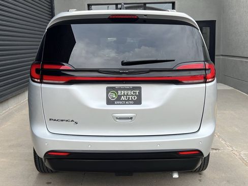 Used 2023 Chrysler Pacifica Touring-L w/ Uconnect Theater Family Group FWD image 16