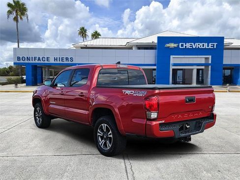 Used 2017 Toyota Tacoma TRD Sport image 3