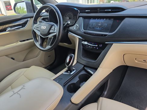 Used 2019 Cadillac XT5 FWD image 16