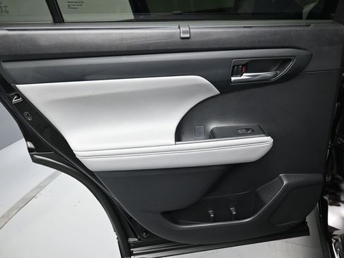 Used 2021 Toyota Highlander XLE image 29