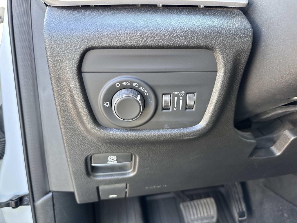 Used 2022 Jeep Grand Cherokee L Laredo RWD image 21