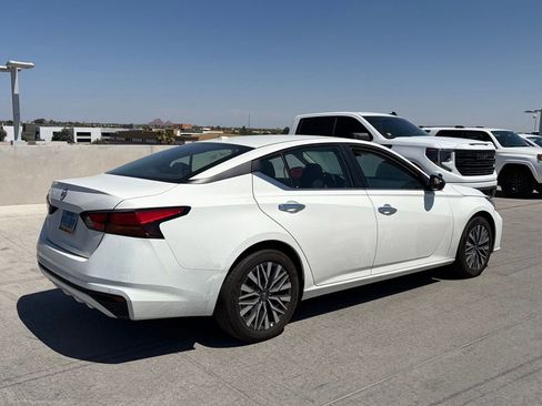 Used 2025 Nissan Altima 2.5 SV FWD image 2