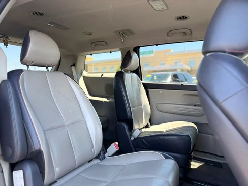 Used 2017 Kia Sedona LX w/ LX Essentials Premium Package FWD image 24