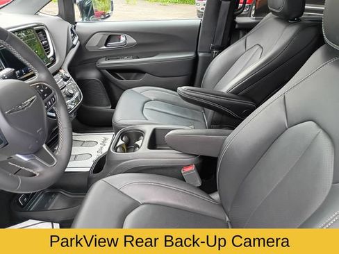 Used 2025 Chrysler Pacifica Select FWD image 12