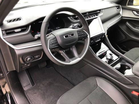 New 2025 Jeep Grand Cherokee Altitude image 14