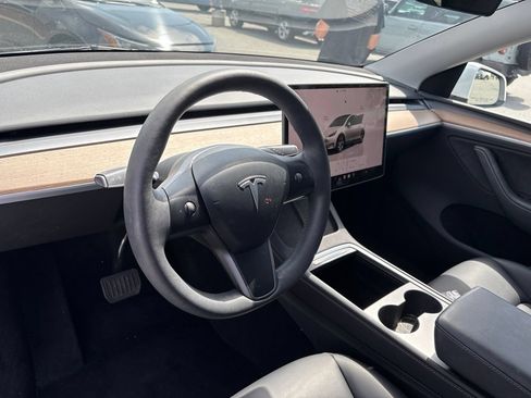Used 2023 Tesla Model Y AWD image 3