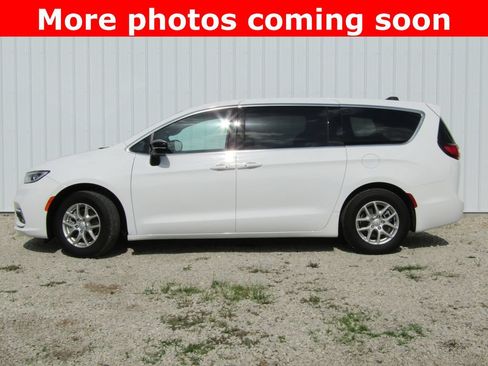 Used 2026 Chrysler Pacifica Select FWD image 6