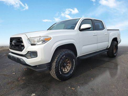 Used 2017 Toyota Tacoma SR image 2
