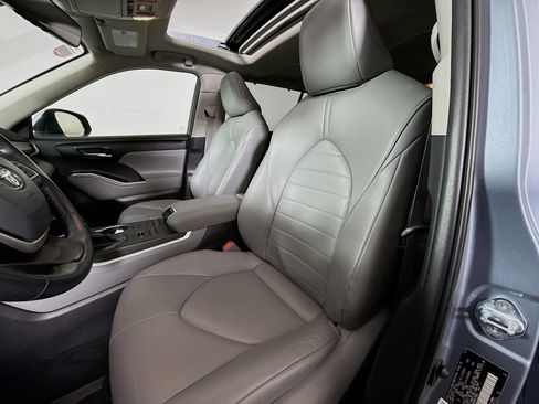 Certified 2022 Toyota Highlander XLE image 11