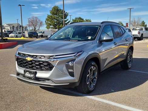 Used 2024 Chevrolet Trax LT w/ Driver Confidence Package image 4