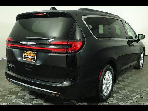 Used 2022 Chrysler Pacifica Touring-L image 2