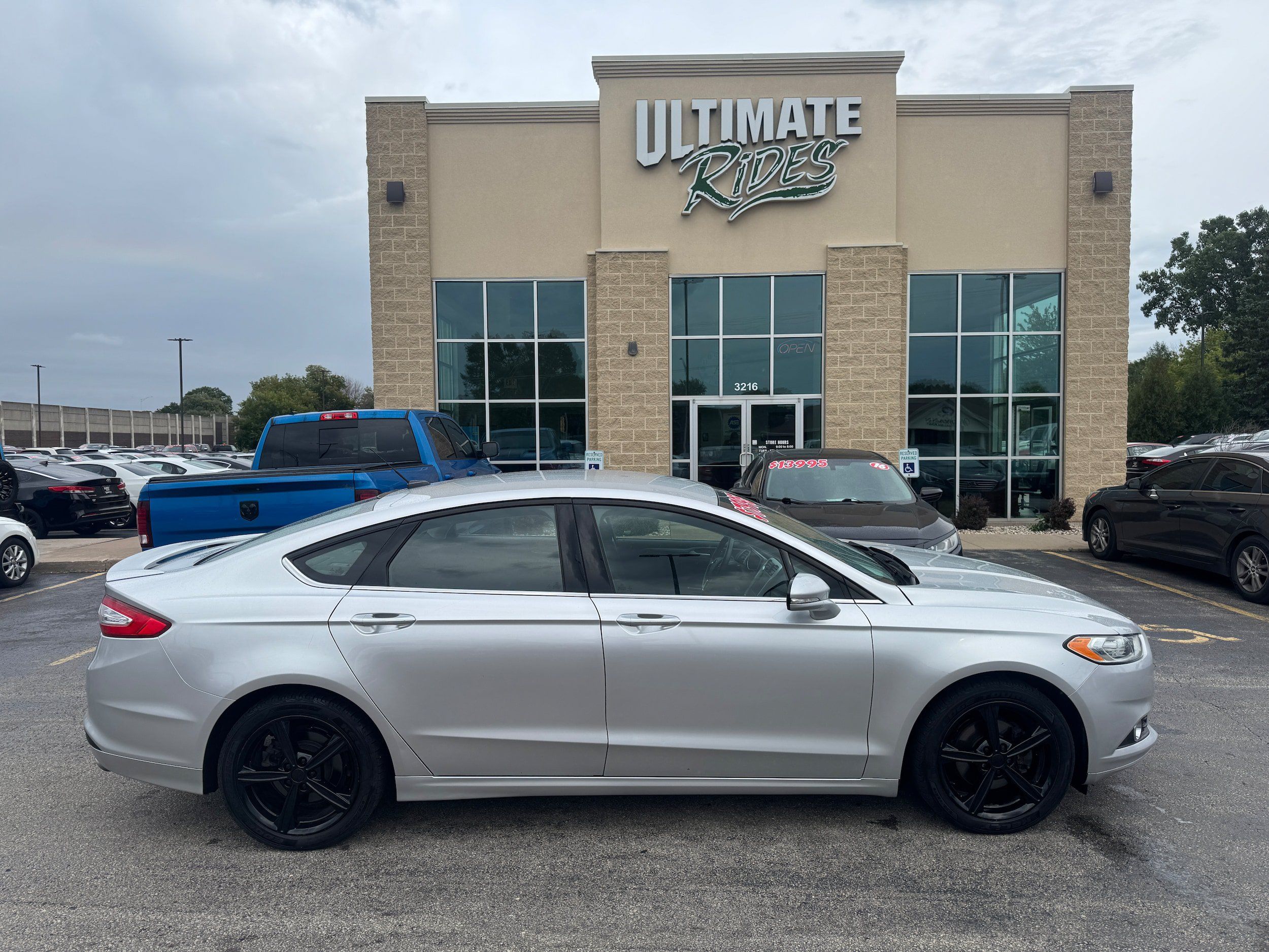 Used 2016 Ford Fusion SE FWD image 1