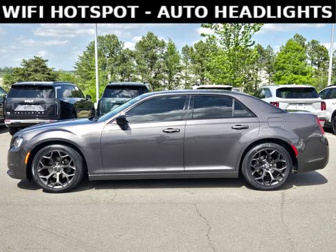 Used 2019 Chrysler 300 Touring w/ Sport Appearance Package RWD image 4