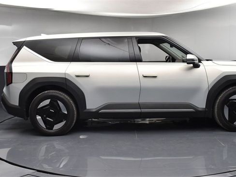 Certified 2026 Kia EV9 Light image 8