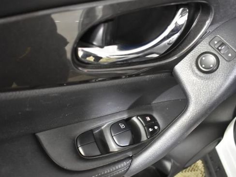 Used 2019 Nissan Rogue SV w/ Sun & Sound Touring Package AWD/4WD image 8