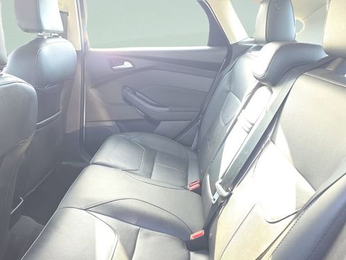Used 2016 Ford Focus SE w/ Equipment Group 201A FWD image 10