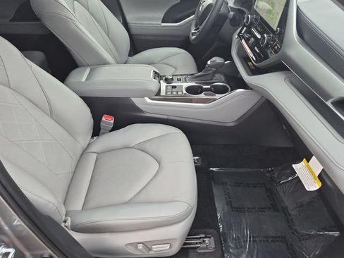 Certified 2026 Toyota Highlander Platinum AWD/4WD image 33