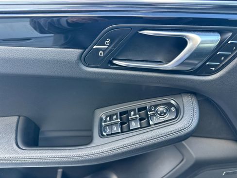 Used 2025 Porsche Macan image 12