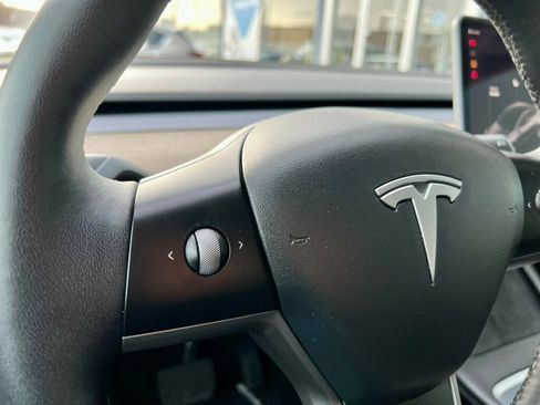 Used 2021 Tesla Model Y Long Range image 16