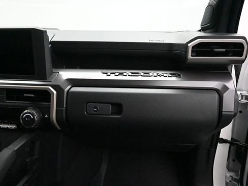 Used 2025 Toyota Tacoma SR5 AWD/4WD image 32