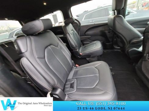 Used 2019 Chrysler Pacifica Touring-L w/ S Appearance Package image 17