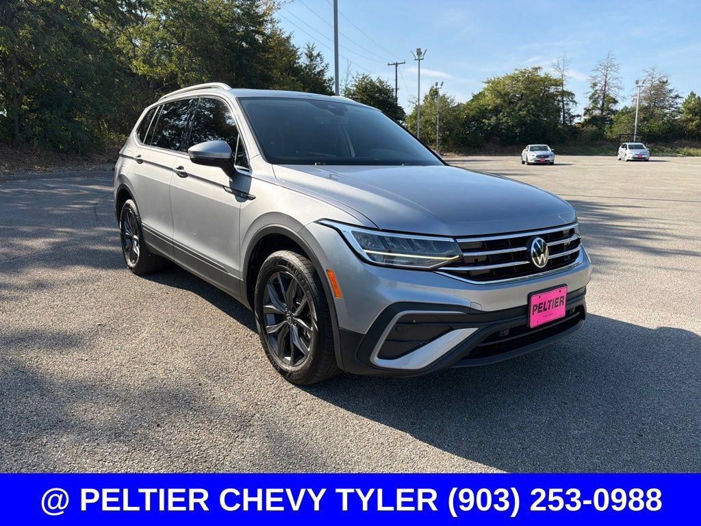 Used 2023 Volkswagen Tiguan SE w/ Panoramic Sunroof Package FWD image 3