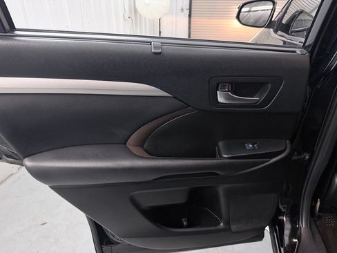 Used 2019 Toyota Highlander XLE FWD image 29