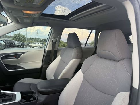Used 2021 Toyota RAV4 XLE w/ Convenience Package FWD image 9