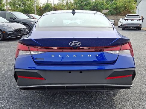 Certified 2025 Hyundai Elantra SE image 5