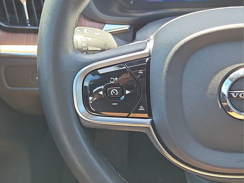 Used 2023 Volvo XC60 B5 Plus image 17