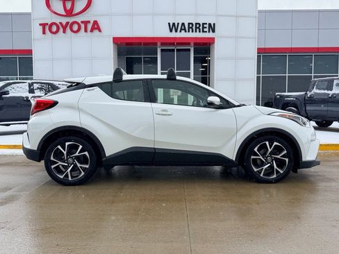 Used 2019 Toyota C-HR XLE image 3