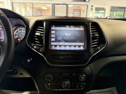 Used 2020 Jeep Cherokee Trailhawk AWD/4WD image 18
