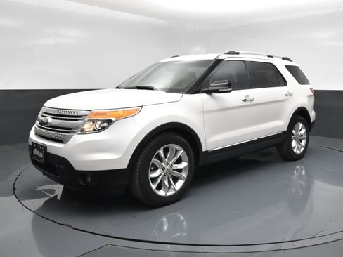 Used 2015 Ford Explorer XLT w/ Equipment Group 202A FWD image 2
