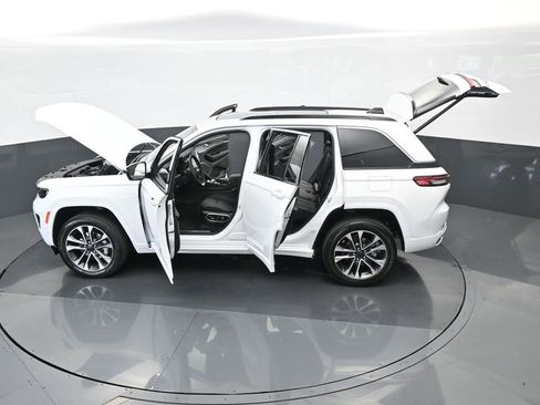Used 2024 Jeep Grand Cherokee Overland w/ Luxury Tech Group IV image 60