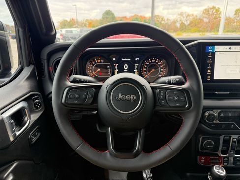 Used 2024 Jeep Gladiator Rubicon w/ Convenience Group image 18