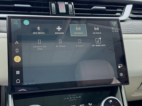 Used 2022 Jaguar XF SE RWD image 11