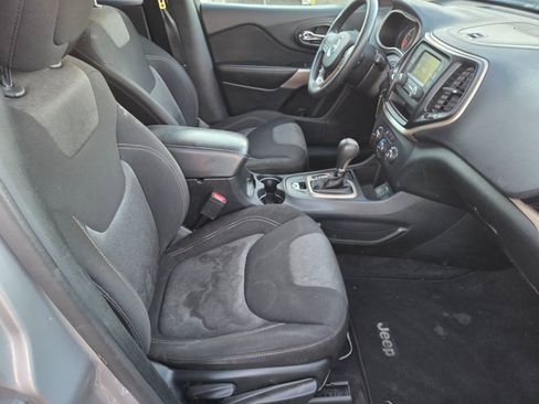 Used 2018 Jeep Cherokee Latitude FWD image 16