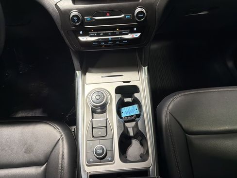 Used 2020 Ford Explorer XLT w/ Equipment Group 202A AWD/4WD image 17