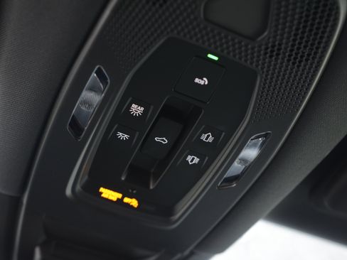Certified 2025 Porsche Cayenne AWD/4WD image 19