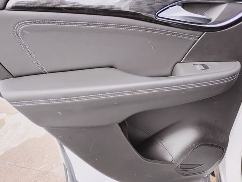 Used 2023 Buick Envision Essence image 16