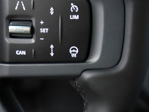 New 2025 Land Rover Defender 90 X-Dynamic SE image 35